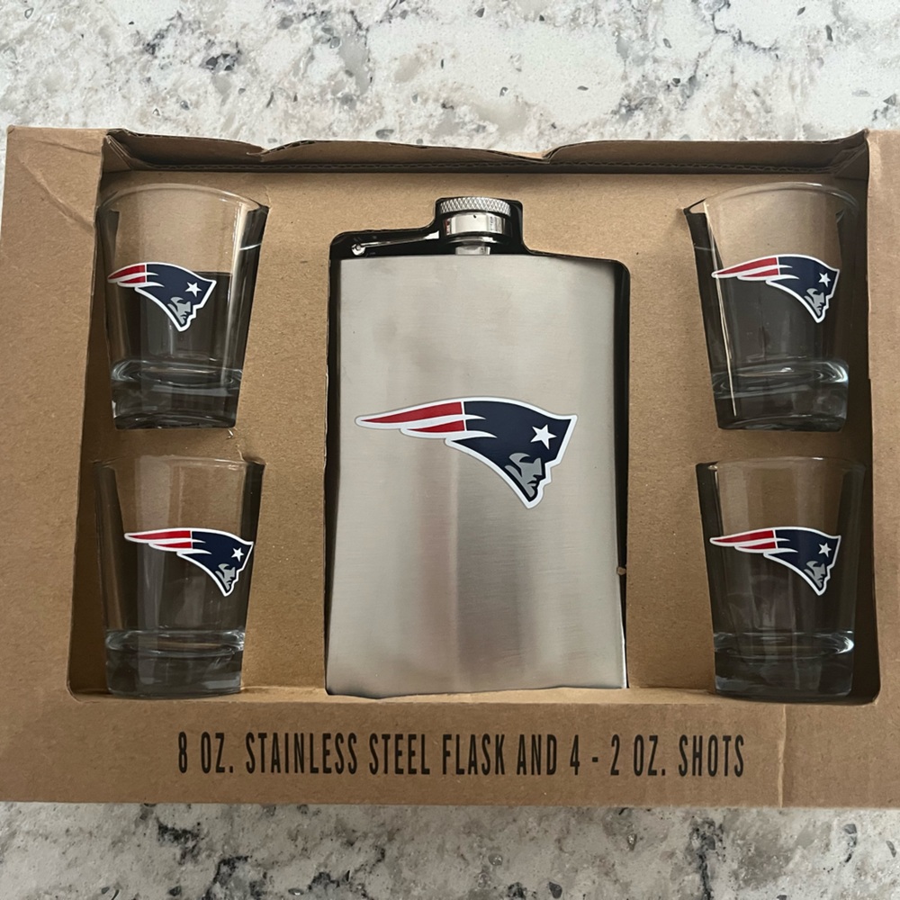 Patriots 🏈🏟️ Stainless steel flask and shot collector set